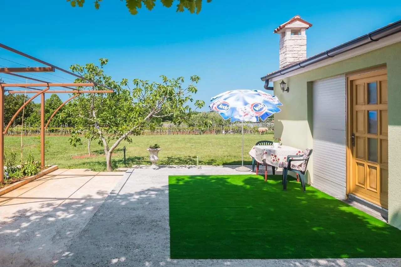 Relaxing Farm House Near Porec Apartment